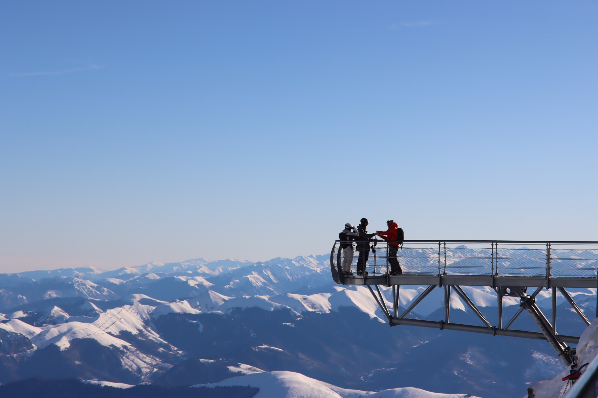 3 personnes sur une plateforme au dessus du Pic du Midi dans les Pyrénées