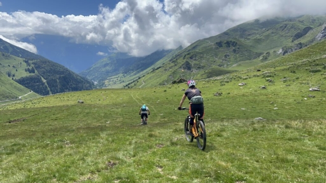 2 personnes en VTT-enduro dans les Pyrénées